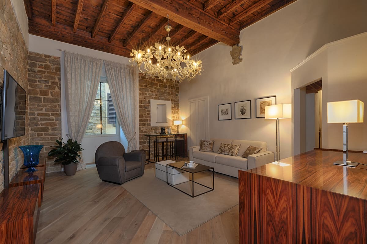 Suite exclusiva, 1 dormitori, terrassa, vistes a la ciutat (Buonarroti) | Sala d'estar | Televisor de pantalla plana de 65 polzades amb canals per satèl·lit