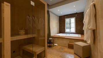 Suite familiar, 2 habitaciones, sauna, vistas a la ciudad (Vasari) | Bañera de hidromasaje