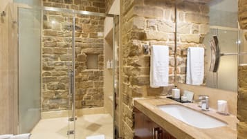 Suite Junior, vue ville (Gemma) | Salle de bain | Articles de toilette de luxe, sèche-cheveux, peignoirs, chaussons
