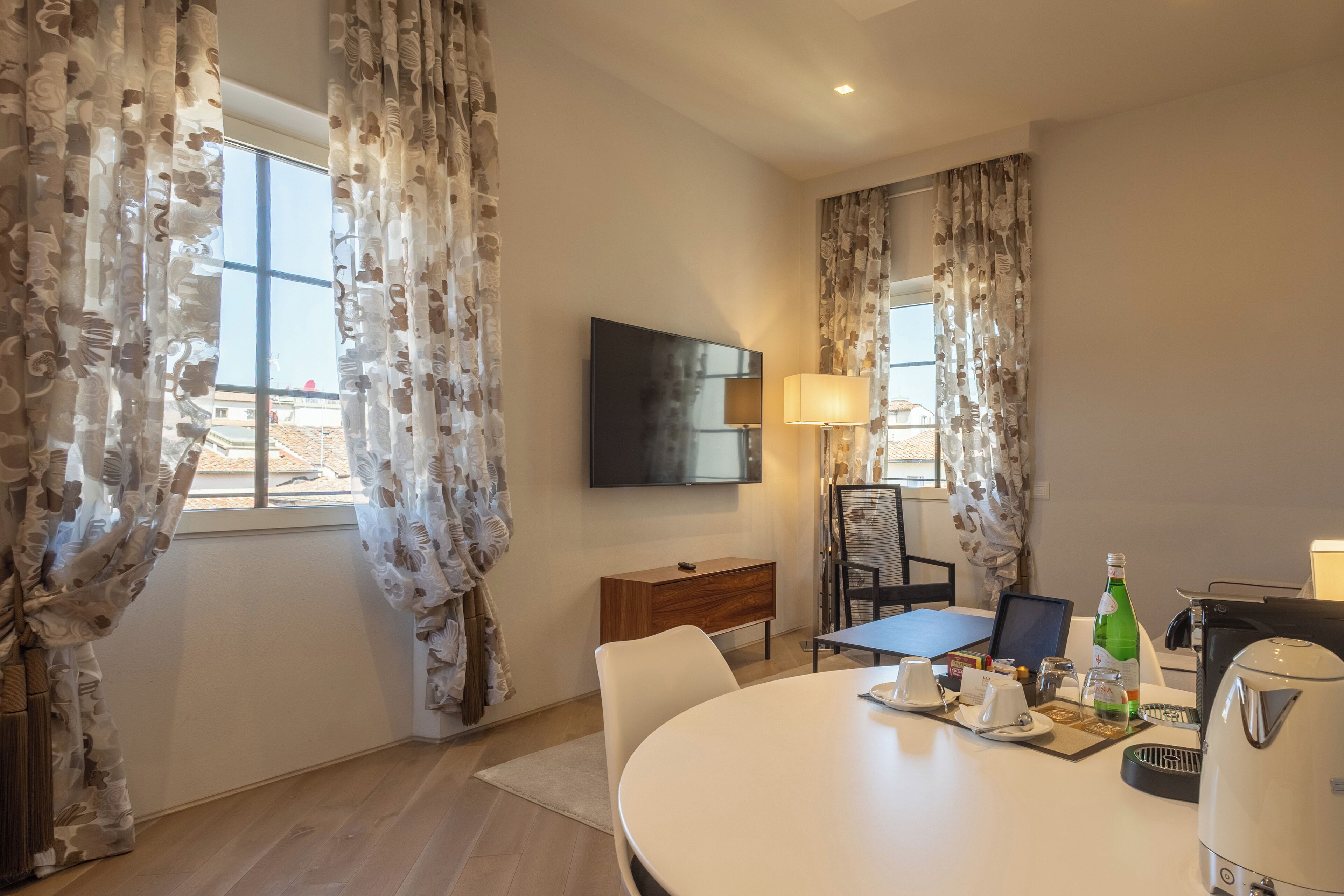 Luksussuite, 1 soverom, byutsikt (Dante) | Oppholdsområde | En 65-tommers Flatskjerm-TV med Parabol-TV samt TV og oppvarmet gulv