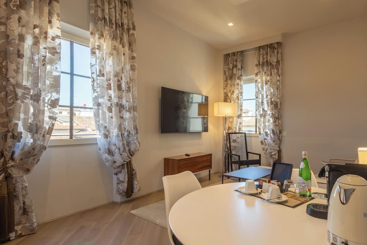 Luksussuite, 1 soverom, byutsikt (Dante) | Oppholdsområde | En 65-tommers Flatskjerm-TV med Parabol-TV samt TV og oppvarmet gulv