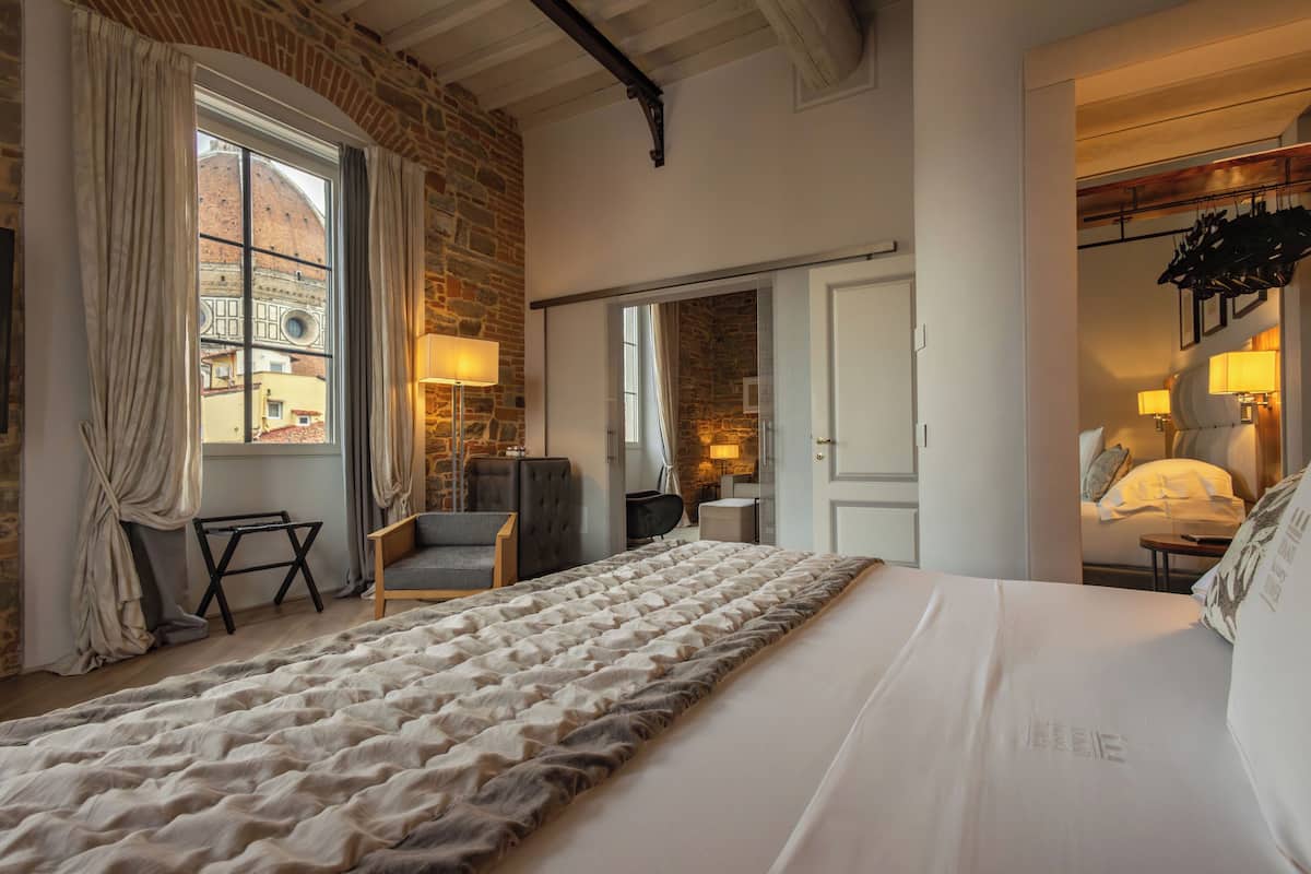 1 bedroom, Egyptian cotton sheets, premium bedding, down comforters