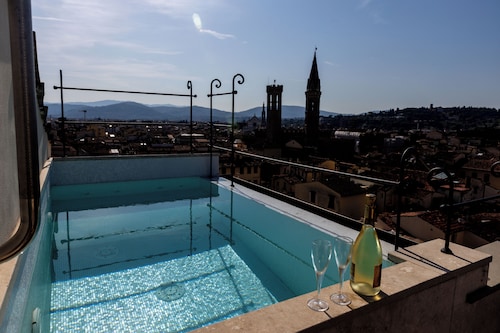 Donati Luxury Tower Suites