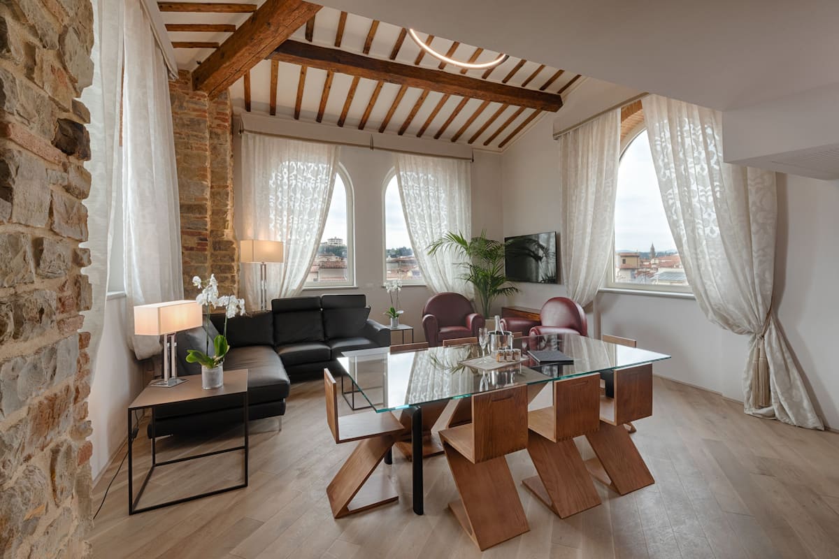 Suite panoràmica, 1 dormitori, banyera d'hidromassatge (Lorenzo il Magnifico) | Sala d'estar | Televisor de pantalla plana de 65 polzades amb canals per satèl·lit