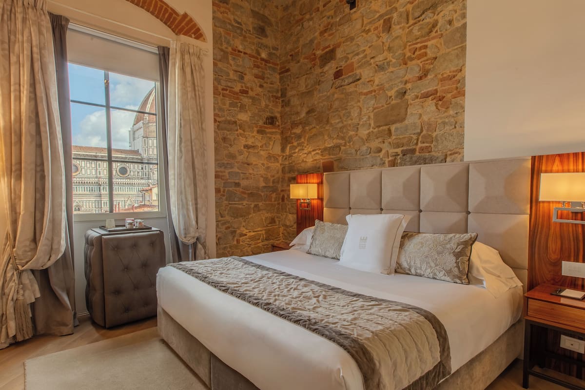 1 bedroom, Egyptian cotton sheets, premium bedding, down comforters