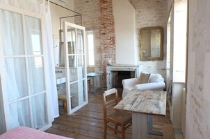 Chambre magnifique | Coin séjour | Télévision à écran plat