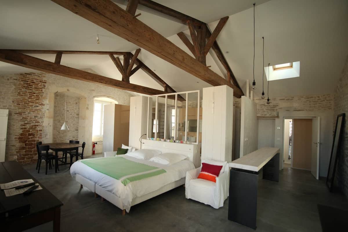 Loft, 2 slaapkamers (Tour) | 2 slaapkamers, individueel gedecoreerd, individueel gemeubileerd