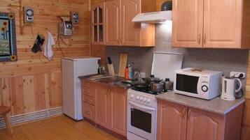 Standard-Ferienhaus (4 people) | Eigene Kochnische | Kühlschrank, Mikrowelle, Ofen, Herdplatte