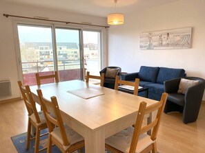 Dining - Spacious apartment with WIFI, 2 bedrooms, downtown Perros-Guirec, near beaches (Perros-Guirec)