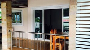 Terrace/patio - thai scout offers you holiday homes at affordable prices  (Pranburi)