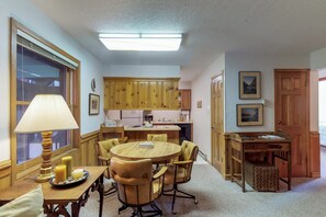 Dining - Cozy condo near ski resort with WiFi & flatscreen TVs - free shuttle to slopes (Angel Fire)