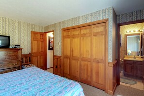 2 bedrooms, free Internet, bed sheets - Cozy condo near ski resort with WiFi & flatscreen TVs - free shuttle to slopes (Angel Fire)