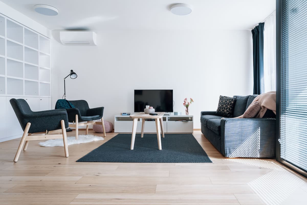 Apartamento superior, 2 habitaciones | Sala de estar | Una televisión LCD