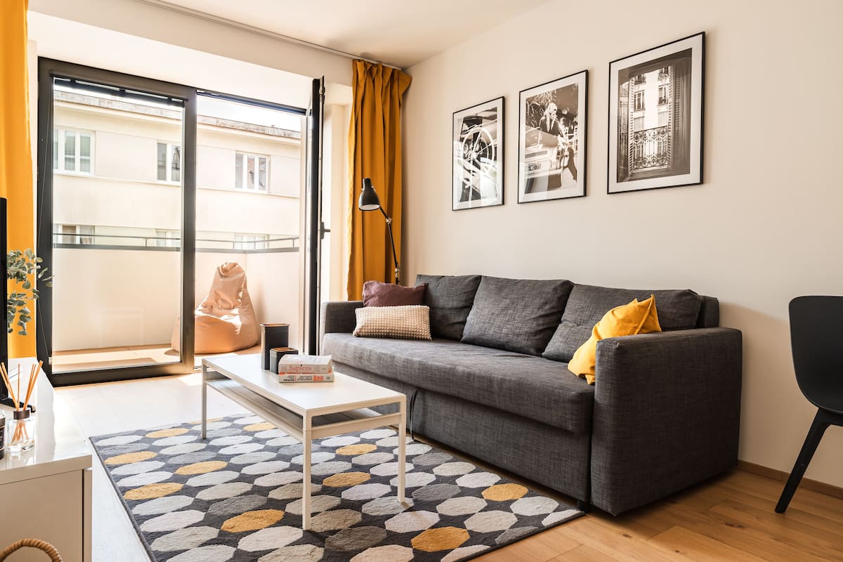 Apartamento Deluxe | Zona de estar | Una televisión LCD