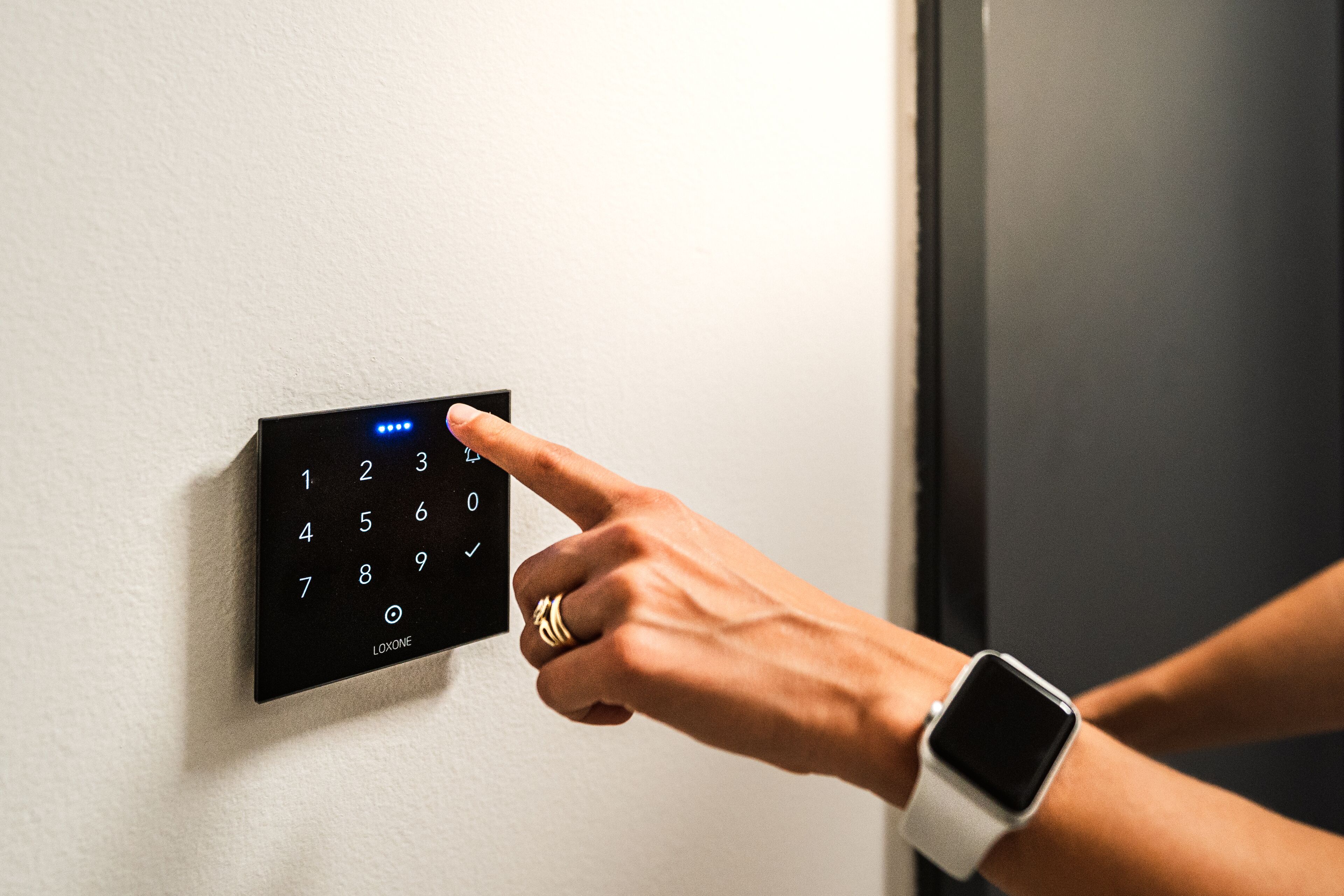 Eine Person nutzt ein Loxone Smart Lock an einer Tür.