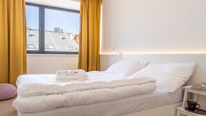 Apartemen Superior, 2 kamar tidur | Seprai antialergi, tirai kedap cahaya, dan setrika/meja setrika