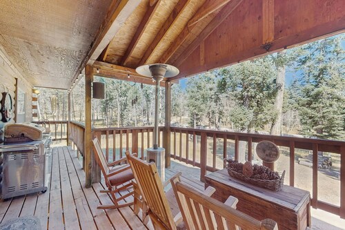 Secluded and rustic home with heated deck - lake & golf nearby