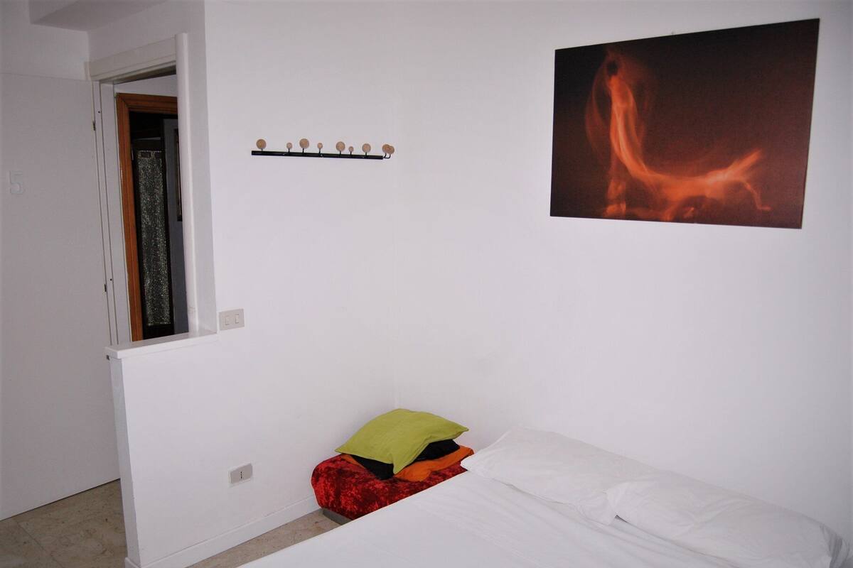 Decoración personalizada, muebles diferentes y wifi gratis