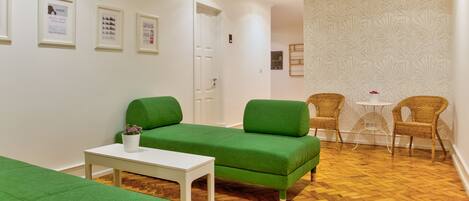 Comfort appartement, 5 slaapkamers | 1 slaapkamer, een bureau, een laptopwerkplek, verduisterende gordijnen