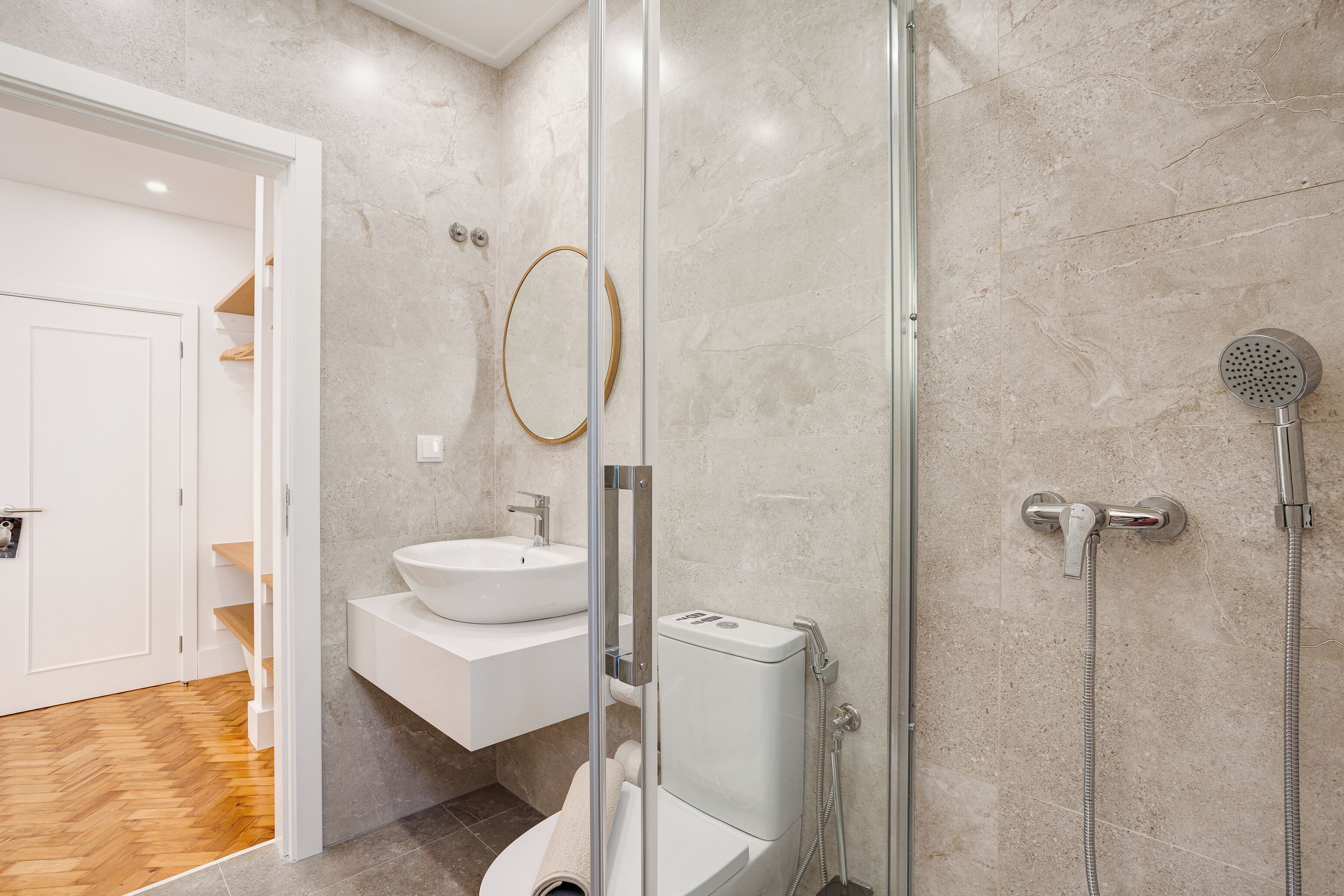 Shower, rainfall showerhead, free toiletries, towels