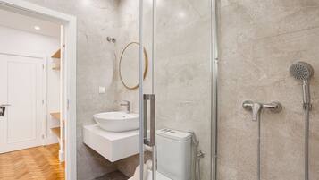 Shower, rainfall showerhead, free toiletries, towels