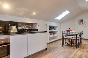 Estudi Deluxe, bany privat (B) | Cuina privada | Frigorífic gran, microones, forn i placa de cuina