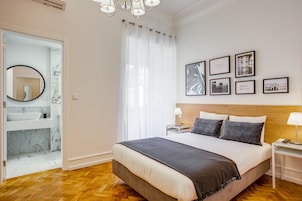 Escritorio, espacio para trabajar con laptop y cortinas blackout