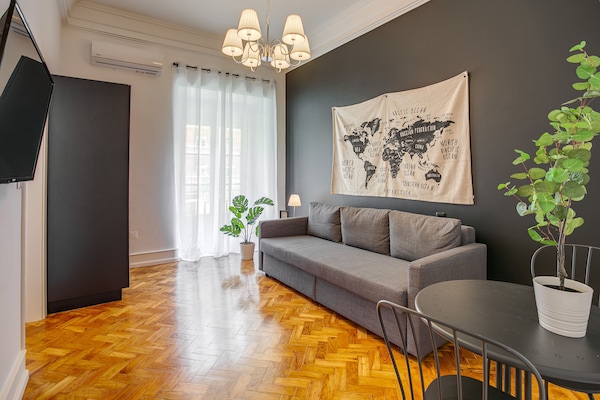 Escritorio, espacio para trabajar con laptop y cortinas blackout