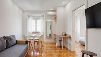 Quarto quádruplo família, vista para a cidade | Área de estar | TV