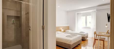 City Triple Room | Bathroom | Shower, rainfall showerhead, free toiletries, towels