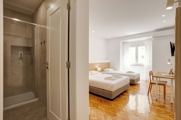 City Triple Room | Bathroom | Shower, rainfall showerhead, free toiletries, towels
