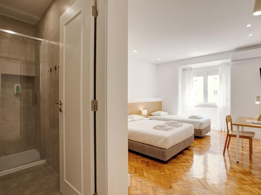 City Triple Room | Bathroom | Shower, rainfall showerhead, free toiletries, towels