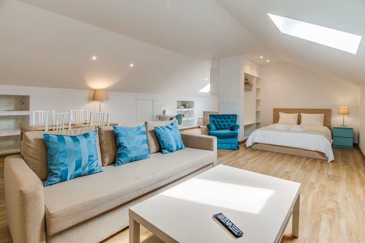 Deluxe Studio, Private Bathroom (A) | Living area | TV