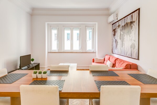 Appartement Ville, 6 chambres | Bureau, espace de travail pour ordinateurs portables