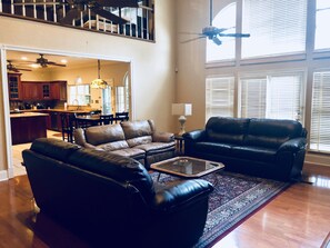 Casa | Sala de estar | Smart TV de 55 pulgadas con canales vía satélite, televisión y chimenea 