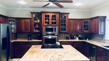 Rumah | Dapur pribadi | Lemari es besar, microwave, oven, dan kompor