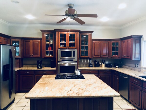 Casa | Cocina privada | Refrigerador con congelador, microondas, horno y parrilla de estufa 