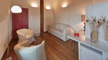 Exclusive Suite, 1 King Bed, Non Smoking, Hill View | Living area | 40-inch Smart TV with digital channels, TV, Netflix