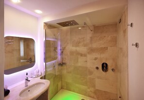 Royal Suite, 1 Queen Bed, Non Smoking, Hill View | Bathroom | Eco-friendly toiletries, hair dryer, bathrobes, slippers - Relais Val d'Orcia (Pienza)