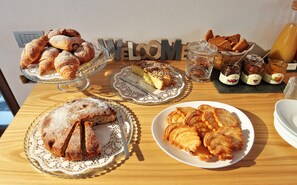 Frokost med lokale retter er inkludert hver dag