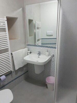 Shower, rainfall showerhead, free toiletries, bidet