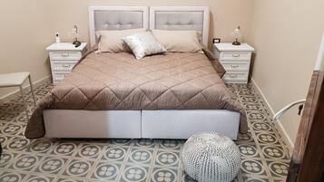 Meja kerja, Wi-Fi gratis, dan seprai linen