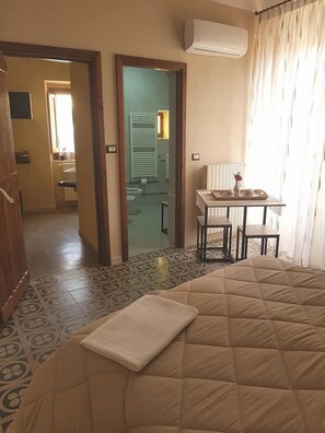 Habitación con 1 cama matrimonial o 2 individuales, balcón | Vista desde la habitación