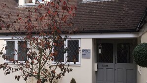 A building with a grey door, a sign reading "RAC", and a small potted plant. - Park Farm Bed and Breakfast (Windsor)