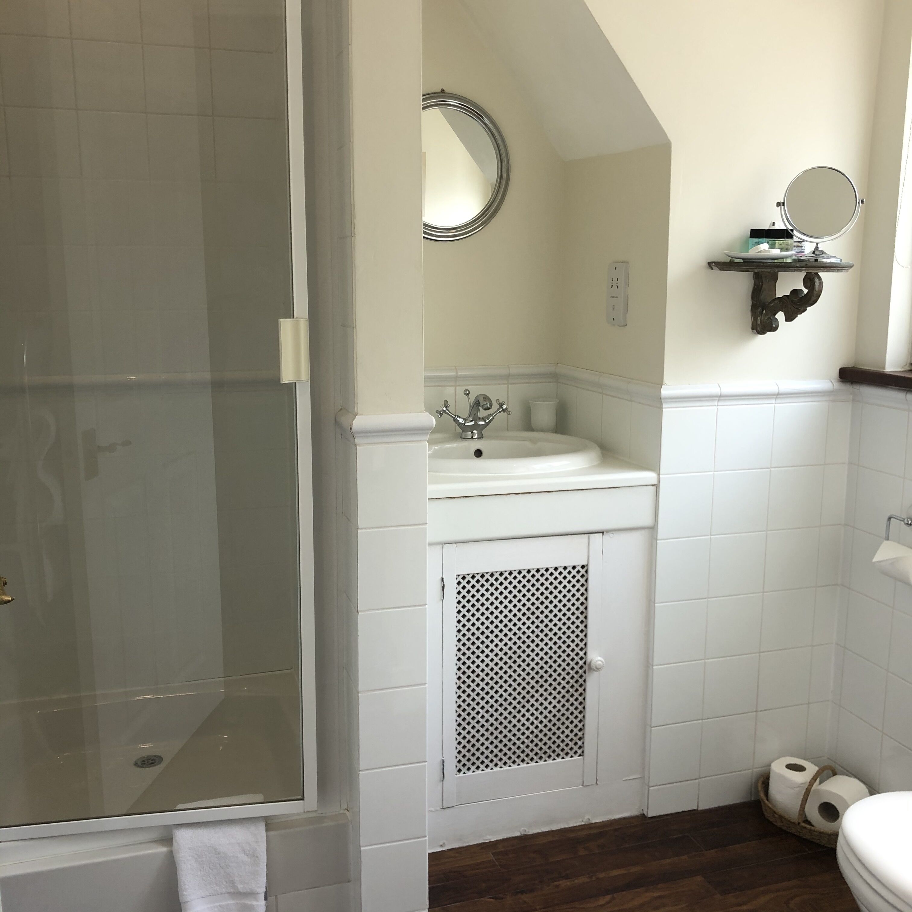 Ein Badezimmer mit Dusche, Waschbecken und Toilette.