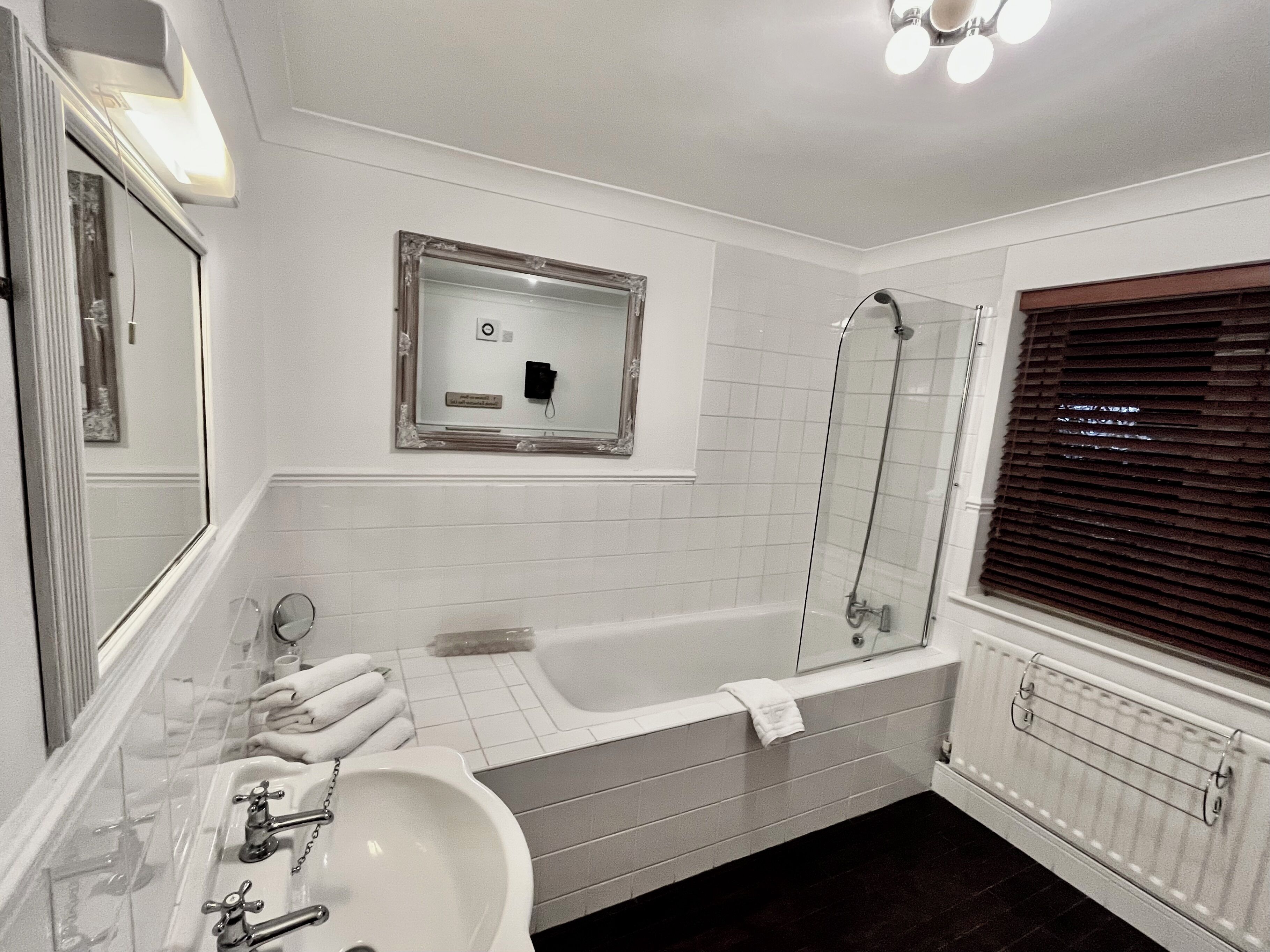 Un baño moderno con bañera, lavamanos y ducha.