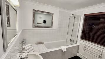 Un baño moderno con bañera, lavamanos y ducha.