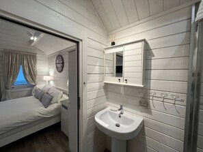 Garden Lodge | Bathroom | Combined shower/bathtub, free toiletries, hair dryer, bathrobes - Park Farm Bed and Breakfast (Windsor)