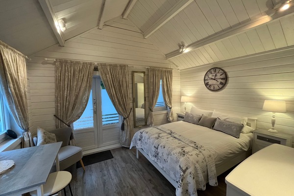 Garden Lodge | Iron/ironing board (on request), WiFi (free), individually decorated