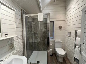Premier huisje | Badkamer | Een bad/douchecombinatie, gratis toiletartikelen, een haardroger